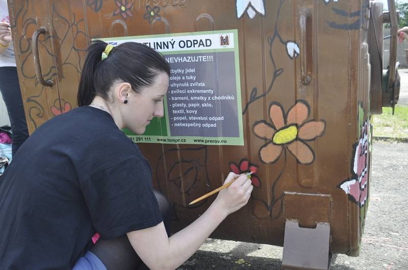 Pod rukama dětí z přerovských ZŠ vznikají celý měsíc originální díla, která malují na kontejnery na rostlinný odpad. Tento týden v úterý se do soutěže, jejímž mediálním partnerem je i Přerovský a hranický deník, zapojily také dva týmy ze ZŠ U Tenisu