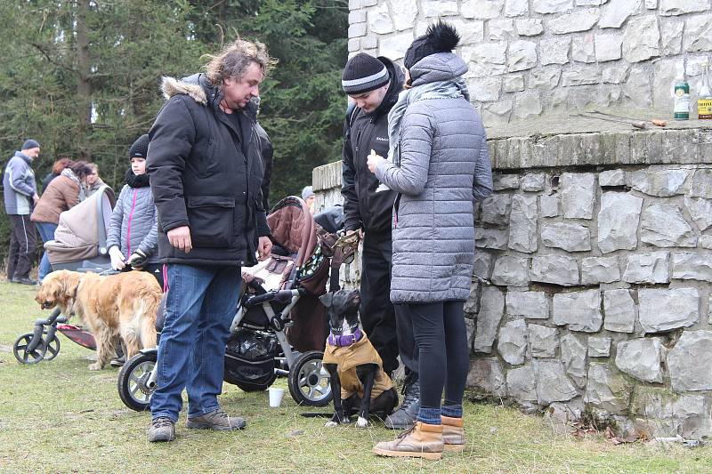 V rozhledně funguje i občerstvení, kde zájemci mohou nakoupit buřty nebo klobásu k opečení, vyjít na vyhlídkovou plošinu a rozhlédnout se po krajině a také si oddechnout v teple.