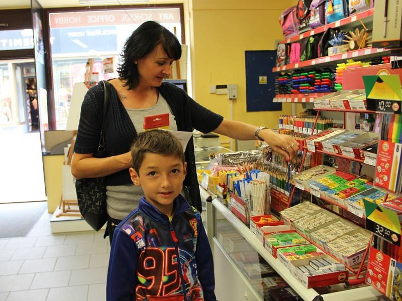 Davy rodičů s dětmi obsadily v těchto dnech přerovská papírnictví. Maminky podle vytištěného seznamu školních potřeb vybírají sešity, ale i obaly na knížky či pomůcky do výtvarné výchovy.