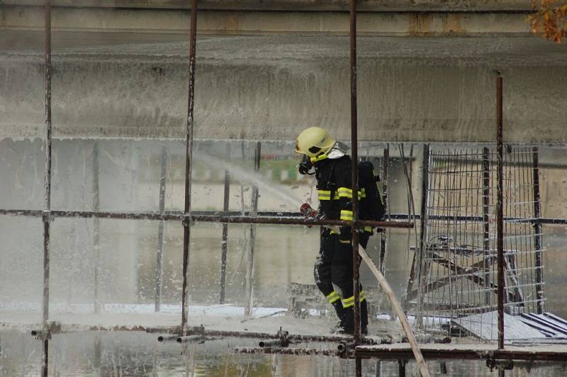 Hasiči zasahují u požáru lávky U Loděnice v Přerově. 18. října 2013 