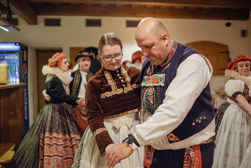 Folklorní soubor Haná Přerov ani v zimě nezahálí a poctivě nacvičuje na vystoupení, která tanečníky čekají. (Snímky jsou z tradičního lednového setkání v přerovské restauraci Katovna)