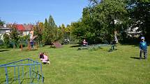Do školky se vrátily po dvou měsících také děti z MŠ Lešetínská v Přerově. Krásné počasí si v pondělí užívaly na zahradě.