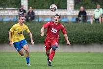 Fotbalisté FK Kozlovice (ve žlutém) proti FC TVD Slavičín (3:1).