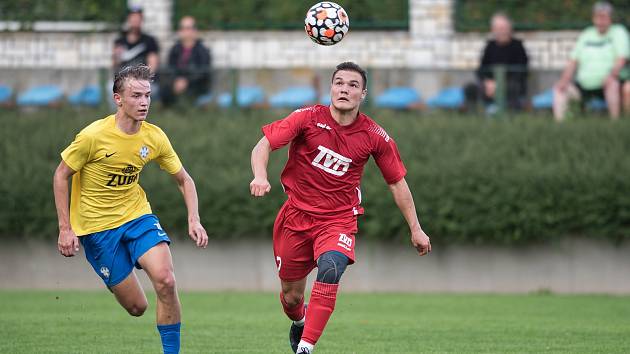 Fotbalisté FK Kozlovice (ve žlutém) proti FC TVD Slavičín (3:1).