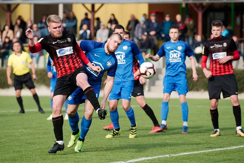 Fotbalisté Kozlovic (v modrém) proti B-týmu Opavy