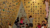 Děti na příměstském táboru v Base Campu v Přerově využívají i horolezeckou­ stěnu