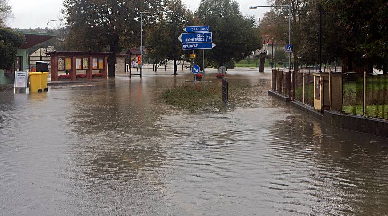 Řeka Bečva zaplavila část obce Ústí na Hranicku 14.10.2020.