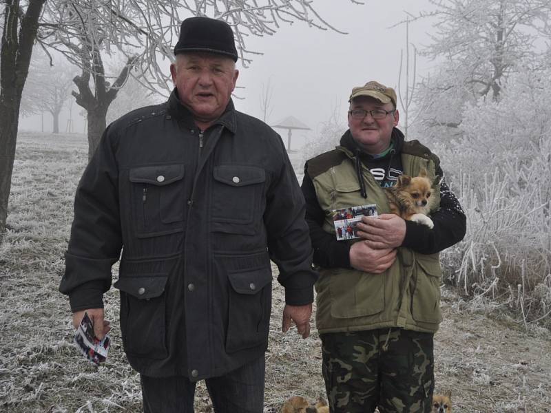 Novoroční výstup na Čekyňský kopec letos lámal rekordy – popřát si do Nového roku přišlo v neděli na Školní kopec přes sedm stovek účastníků.