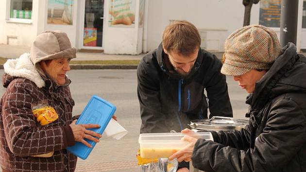 U místního nádraží v Prostějově mohou potřební dostat polévku zdarma.