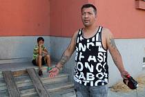 Obyvateli domů na náměstí Františka Rasche v Přerově incident, při kterém měl na romskou dívenku vytáhnout nůž ukrajinský chlapec, otřásl. Starousedlíci se prý přestávají ve městě cítit bezpečně.