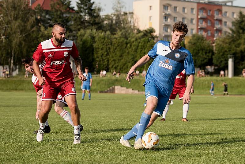 Fotbalisté Přerova (v modrém) v přípravném utkání s SK Lipová (3:4).