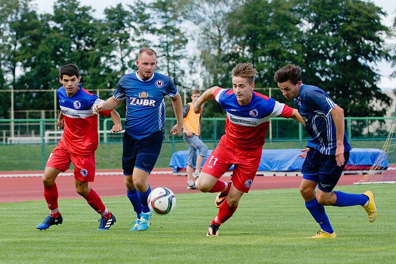 Fotbalisté 1. FC Viktorie Přerov (v modrém) proti Černovíru.