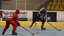 Inline hokejisté Přerova (v červeném) v domácím utkání s IHC Night Birds Praha (5:4).