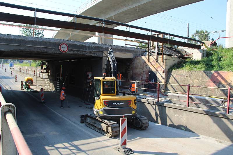 Řidiči, projíždějící Přerovem, narazili v pondělí na částečnou uzavírku podjezdu v Předmostí. Podjezd se uzavřel už o víkendu.