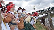 Vhozením smrtky do řeky Bečvy se děti z Folklorního souboru Trávníček rozloučily se zimou. Tradiční vynášení smrtky přilákalo v neděli dopoledne do centra Přerova davy lidí.