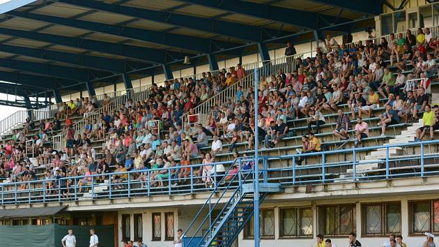 Takto zaplněný je stadion prakticky jen na derby s Kozlovicemi. Lidé na tribuně kvůli sporům nemohou využít občerstvení či toaletu.