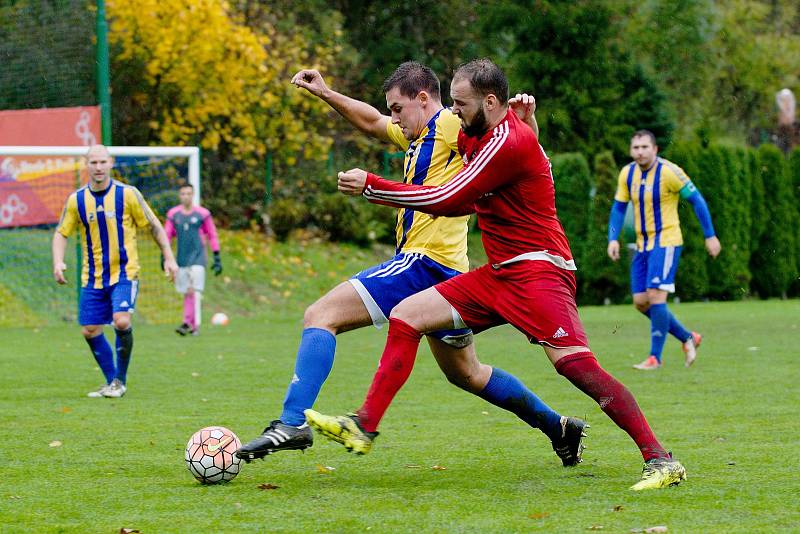 Fotbalisté FK Kozlovice (v modrožlutém) proti Ústí