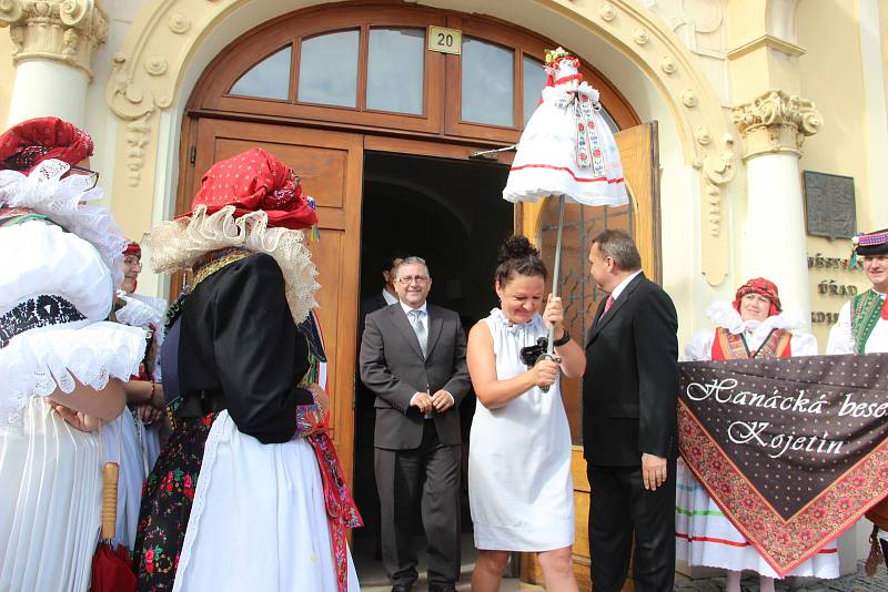 Velkolepý průvod krojovaných Hanáků městem a Ječmínkova jízda králů - takový byl vrchol Kojetínských hodů, které trvaly tři dny. Průvod si nenechaly ujít stovky místních lidí.