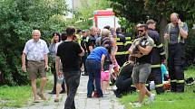 Na dvě desítky obyvatel panelového domu v ulici Interbrigadistů v Přerově musely být evakuovány při rozsáhlém požáru v jednom z bytů. 13.8.2019