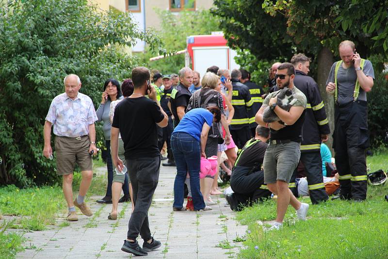 Na dvě desítky obyvatel panelového domu v ulici Interbrigadistů v Přerově musely být evakuovány při rozsáhlém požáru v jednom z bytů. 13.8.2019