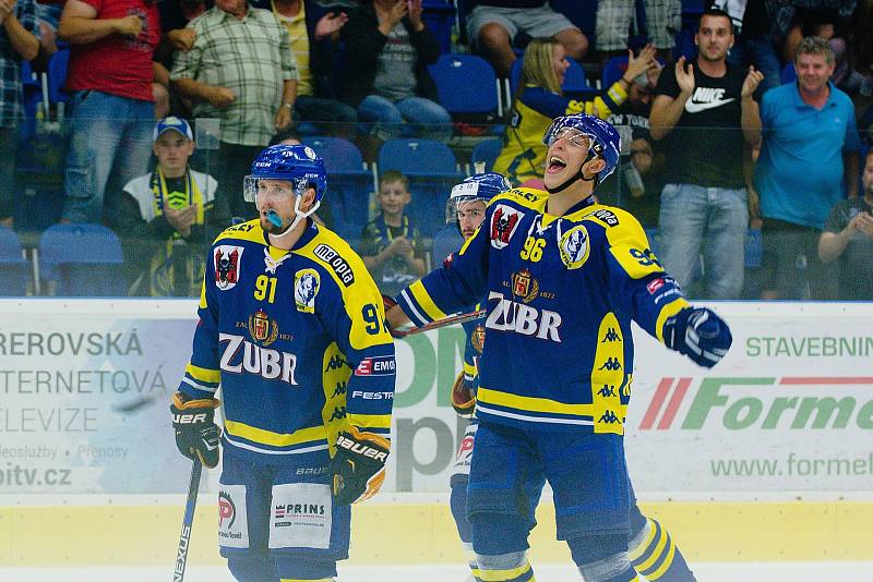 Hokejisté HC Zubr Přerov (v modrých dresech) v přípravě proti Aukro Berani Zlín. Foto: Deník/Jan Pořízek