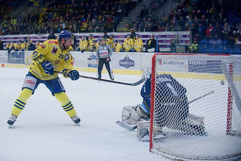 Hokejisté Přerova (ve žlutém) doma zdemolovali Kladno 6:2.