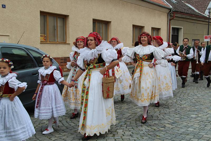 Město Tovačov oslavilo 700 let od svého založení velkolepým krojovaným defilé sedmi stovek Hanáků, kteří prošli v průvodu městem. Součástí Svatováclavských hodů byla i slavnostní bohoslužba ve zdejším kostele.