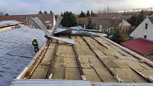 Vichr v pondělí odpoledne poškodil střechu líhně kuřat v Oseku nad Bečvou.