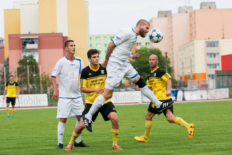 Fotbalisté Přerova (v bílém) proti Novým Sadům. 