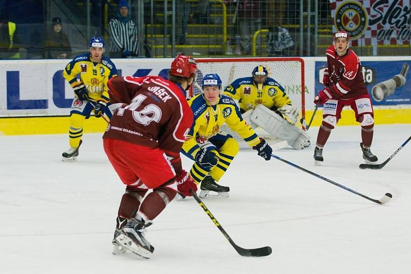 Hokejisté Přerova (ve žlutém) po prodloužení porazili Frýdek-Místek 2:1. 