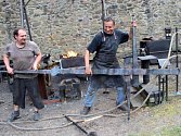 Dva umělečtí kováři – Michal Ptáček a Petr Gajdůšek vytvářejí plastiku pro hrad Helfštýn. Tři metry vysoký kříž bude později umístěný v kapli v hradním paláci, který se nyní opravuje.