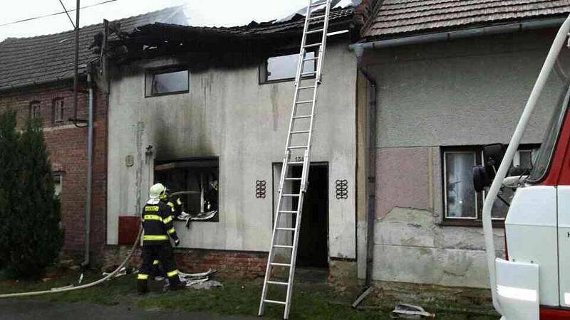 Hasiči zasahují u požáru staršího rodinného domu v Polkovicích na Přerovsku.