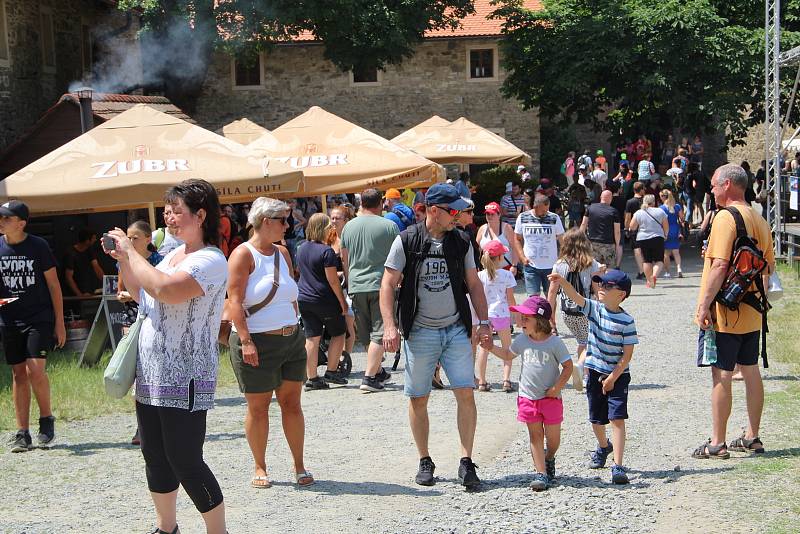 Helfštýnská pouť letos lámala rekordy - během prodlouženého víkendu prošly branami hradu tisíce lidí.