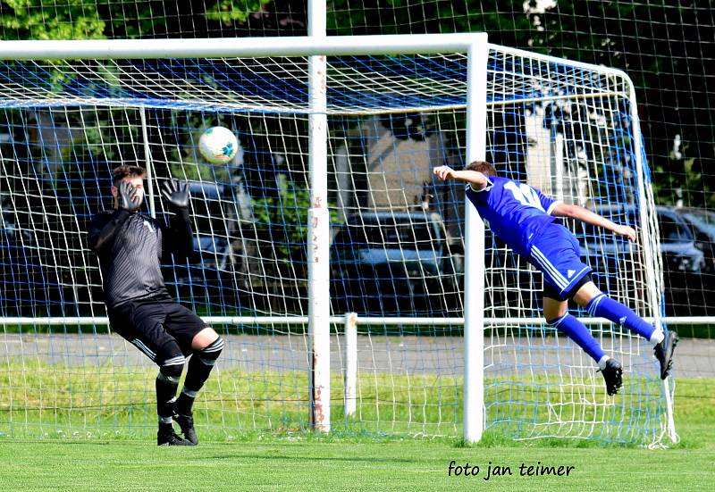 Fotbalisté Brodku u Přerova (v červeném) v přátelském utkání s Všechovicemi