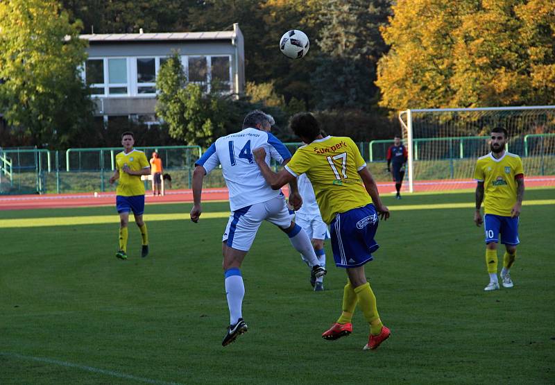 Fotbalisté Přerova (v bílém) podlehli FK Šumperk 1:2.