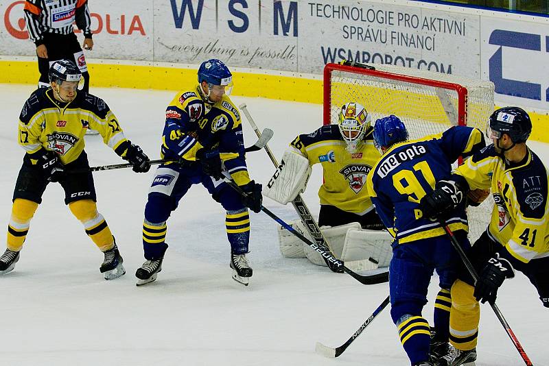 Hokejisté Přerova (v modrém) proti Ústí nad Labem (7:4).