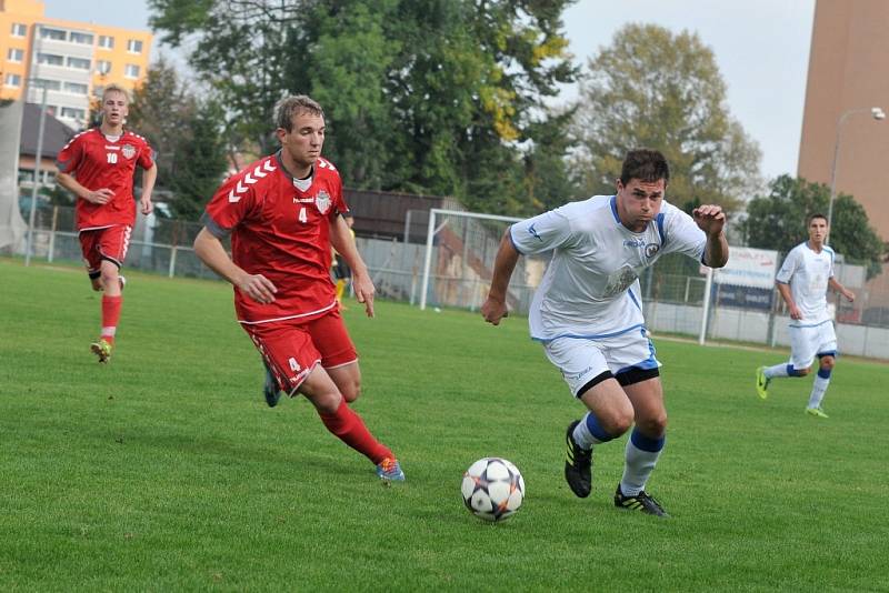 Fotbalisté Přerova (v bílém) proti Brumovu