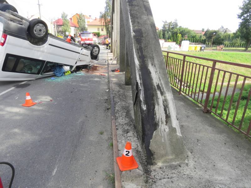 Auto se převrátilo na střechu, pohnulo i mostem. Řidič vyvázl bez vážnějších zranění