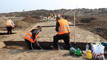 Archeologové začali bádat v místě trasy dálnice D1 mezi Říkovicemi a Přerovem. V současné době probíhá intenzivní výzkum u Dluhonic, intenzivní doklady osídlení ale očekávají badatelé o něco dál - v Předmostí.