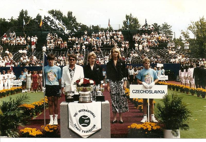 Petr Huťka jako kapitán družstva ČSFR, které tvořily Novotná a Rajchrtová, při Fed Cupu v Atlantě v roce 1990