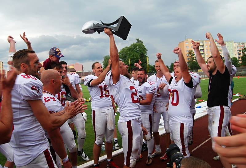 Přerovští Mamuti ve finále 2. ligy amerického fotbalu porazili Prague Black Panthers 35:0 a slavili titul.