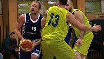 Basketbalisté Lipníku (ve žlutém) v utkání s BK Žďár nad Sázavou.