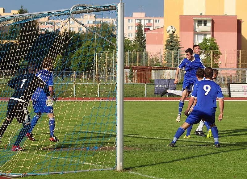 Fotbalisté Přerova v domácím utkání s TJ Sokol Ústí (v modrém)