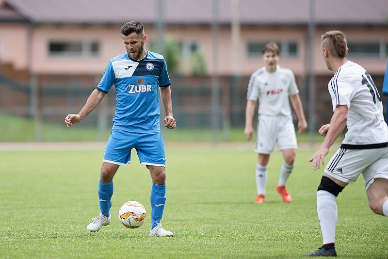 Fotbalisté Přerova (v modrém) v přátelském utkání s 1. HFK Olomouc