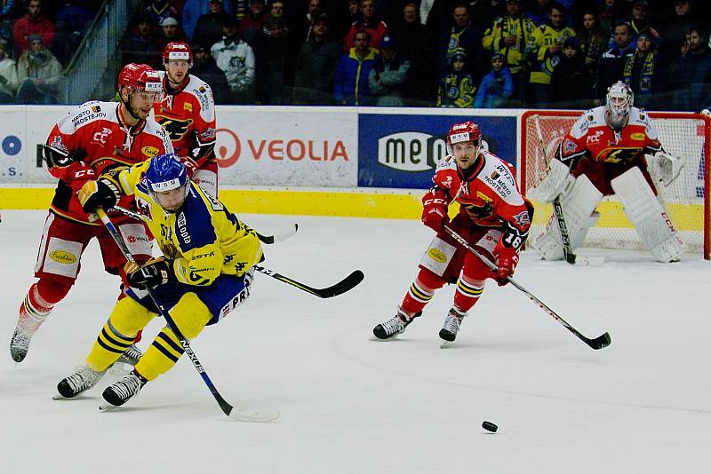Hokejisté HC Zubr Přerov (ve žlutém) v derby s Prostějovem (4:1).