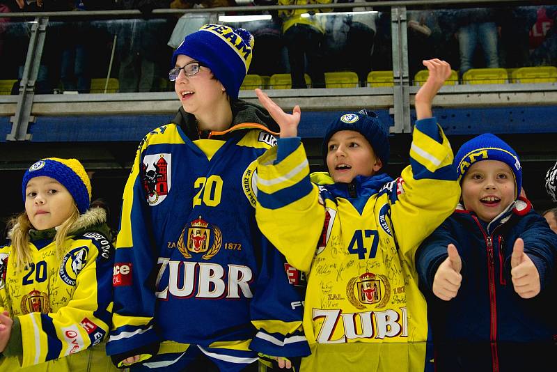 Hokejisté HC Zubr Přerov (ve žlutém) v derby s Prostějovem (4:1).