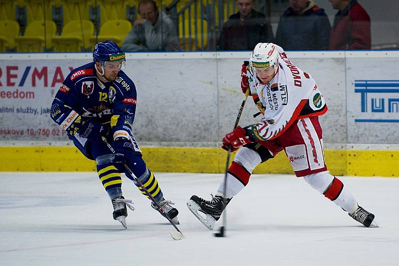 Hokejisté Přerova (v modrém) porazili v domácím derby Prostějov 4:3 po samostatných nájezdech