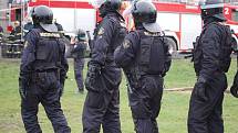 Policejní těžkooděnci nacvičovali v Kojetínské zásah proti squaterům