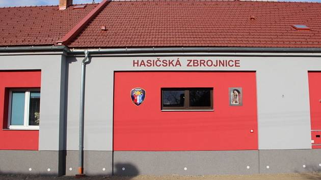 Nově opravenou hasičskou zbrojnici požehnal v sobotu farář v Hustopečích nad Bečvou.