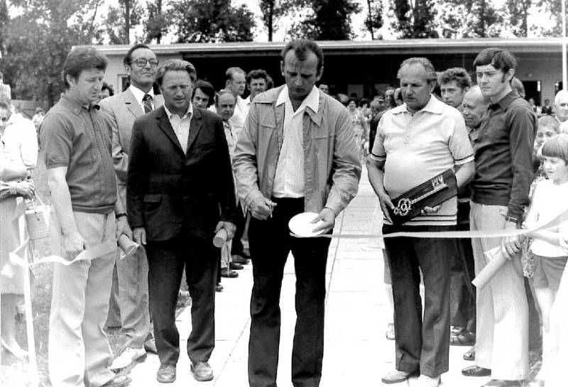 Slavnostní otevření koupaliště v Radslavicích v roce 1977.